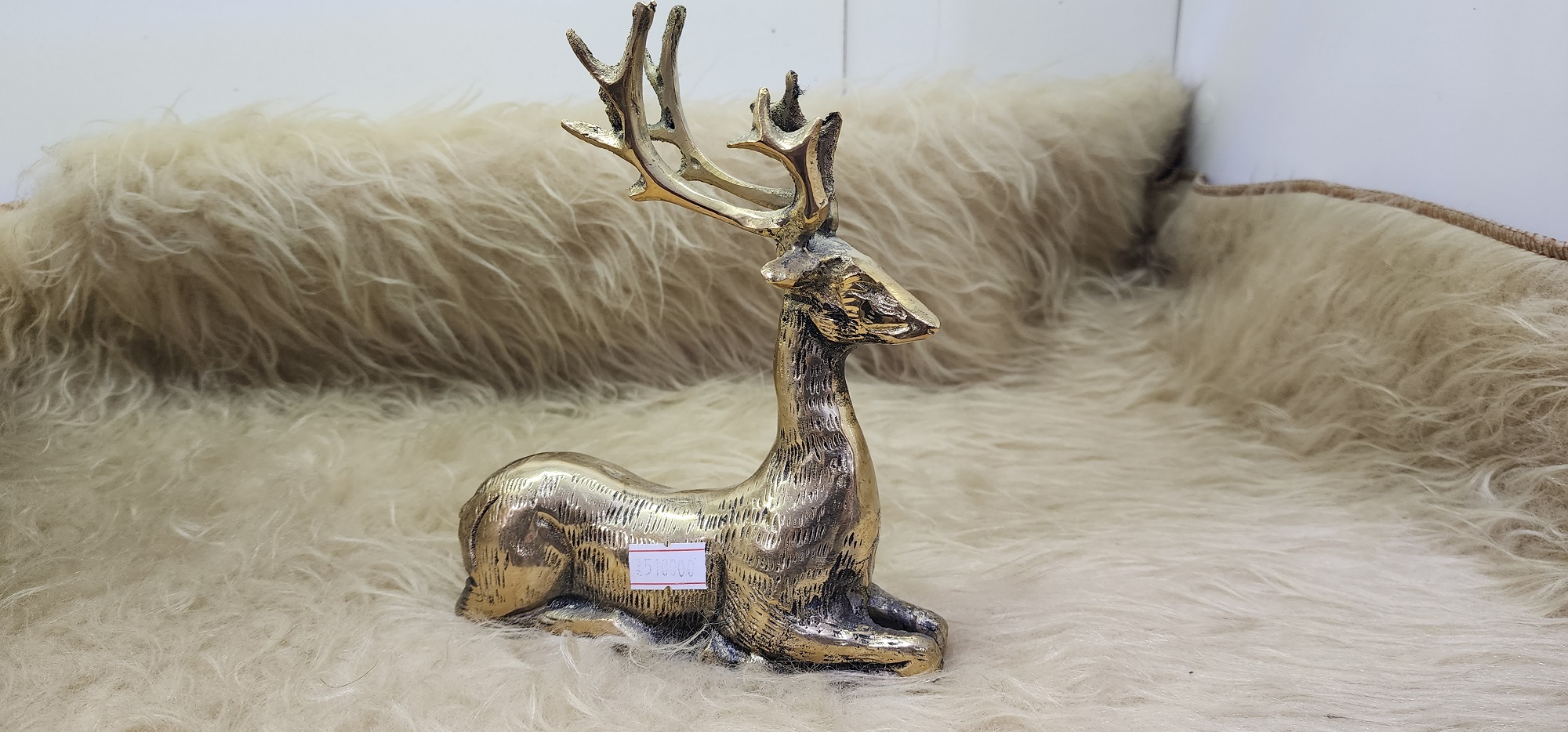 مجسمه گوزن نشسته